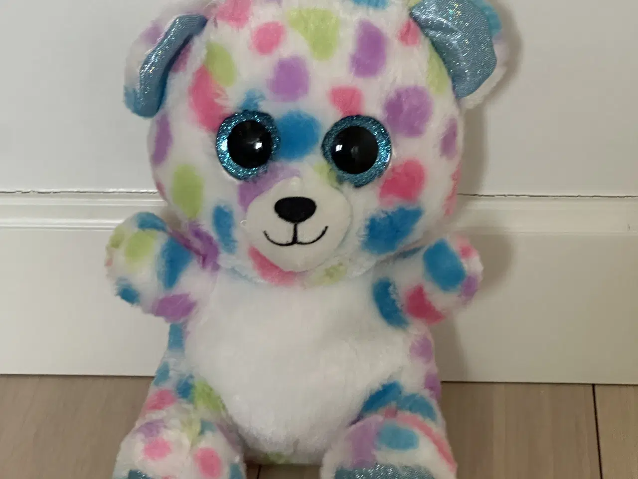 Billede 1 - 🌈 SØD FARVERIG BAMSE MED GLIMMERDETALJER 🌈