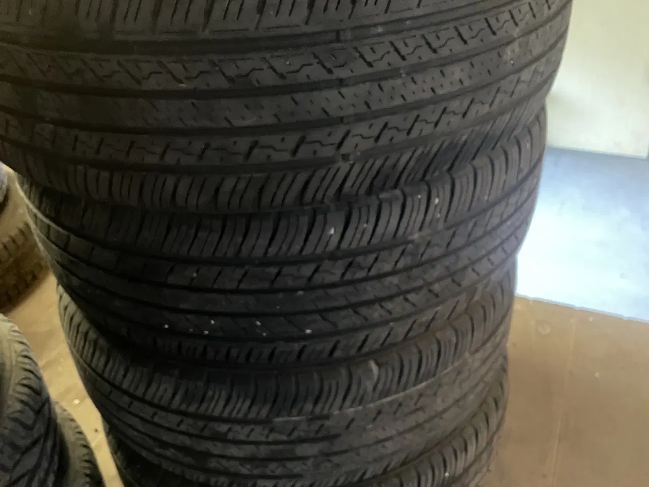 Billede 1 - Dæk uden fælge. 235/55 18