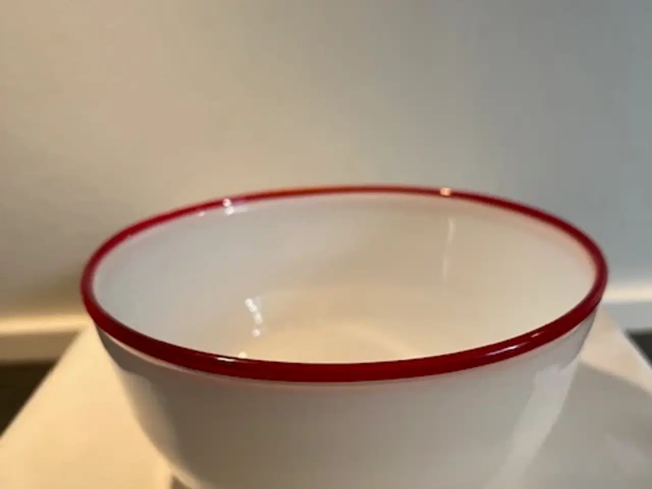 Billede 3 - Elegant vintage glasskål med klassisk rød kant