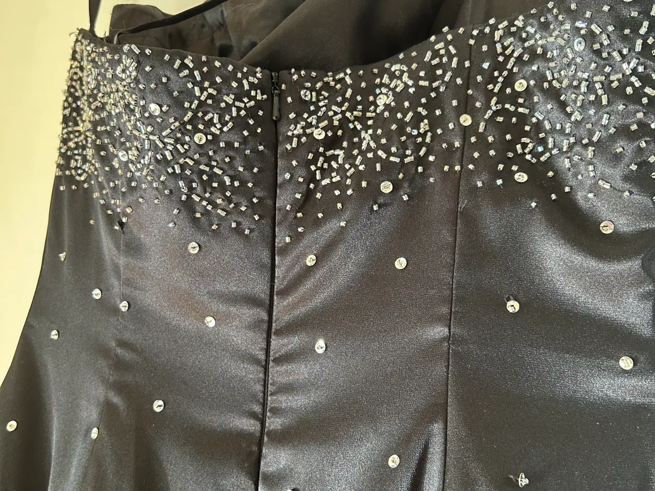 Billede 12 - Elegant sort gallakjole med håndsyede pailletter