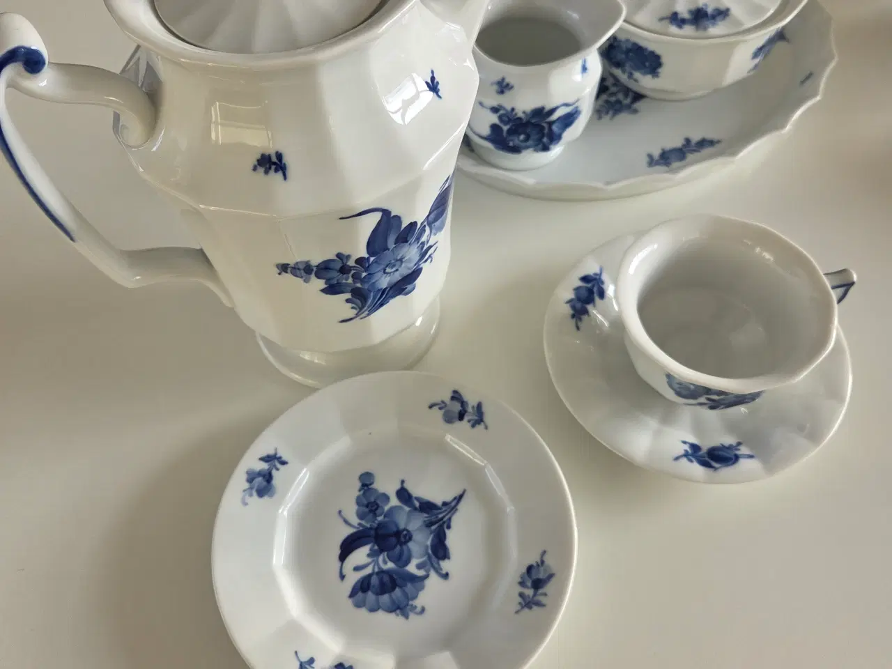 Billede 2 - Blå Blomst kantet kaffestel og serveringsfade