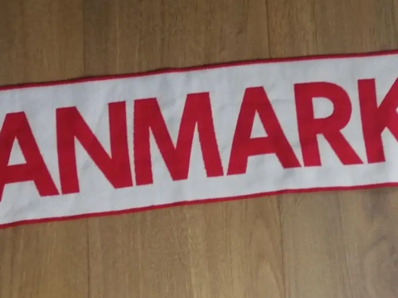 Billede 1 - NYT HUMMEL DANMARK FAN HALSTØRKLÆDE, 155 CM