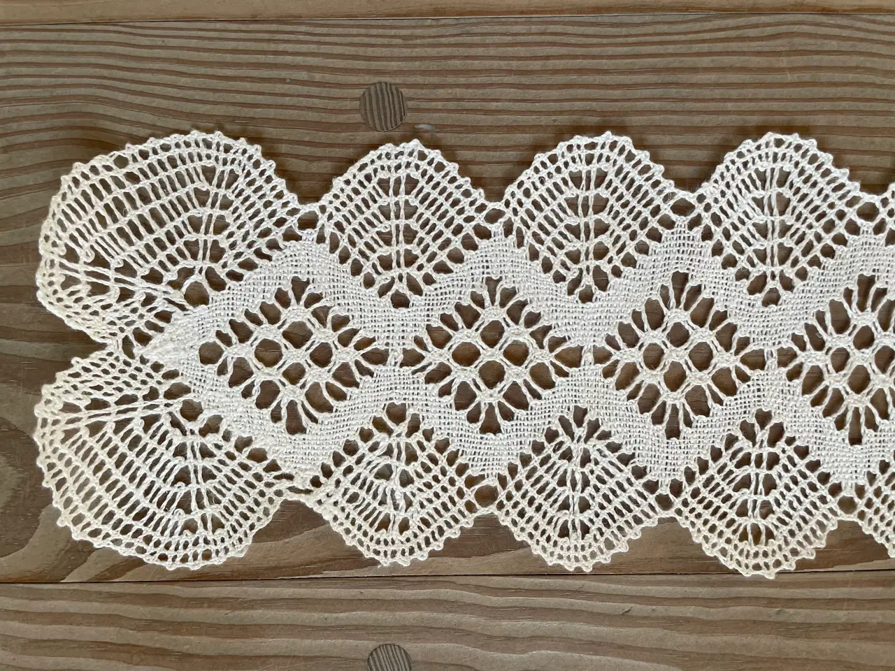 Billede 2 - Kniplet Bordløber eller festremse