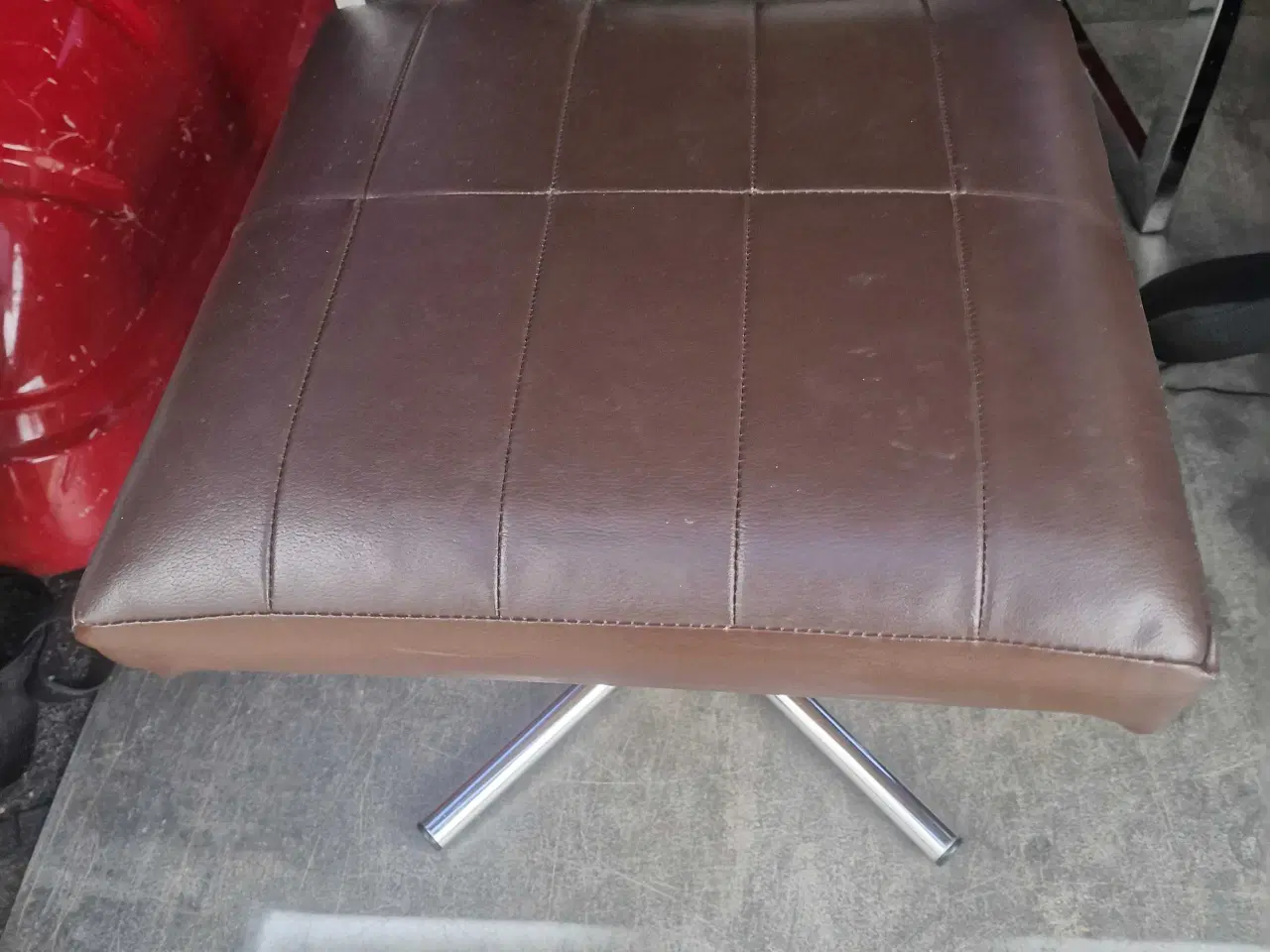 Billede 1 - Skammel med brunt lædersæde 
