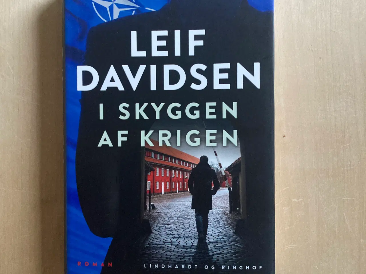 Billede 1 - I skyggen af krigen; spændingsroman af Leif Davids