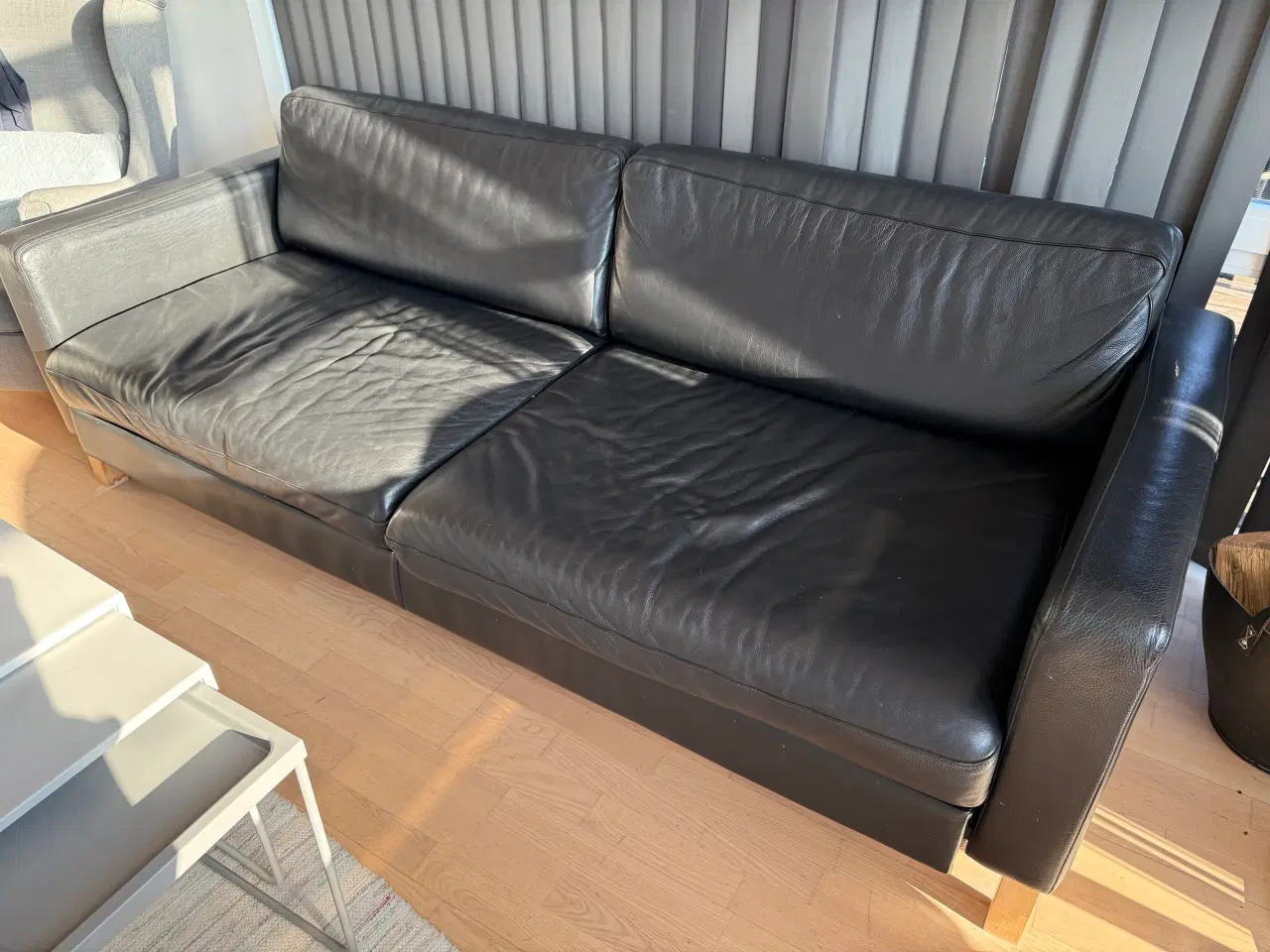 Billede 1 - 3-personers sofa i sort læder, afhentning Lønstrup