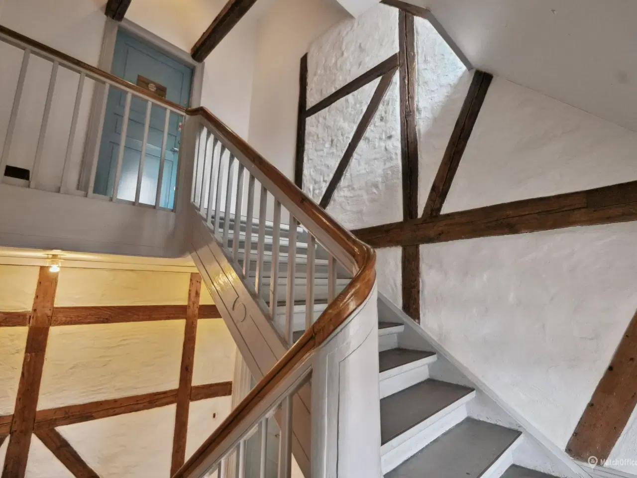 Billede 16 - Højt til loftet. blotlagte bjælker, altan og særdeles centralt beliggende