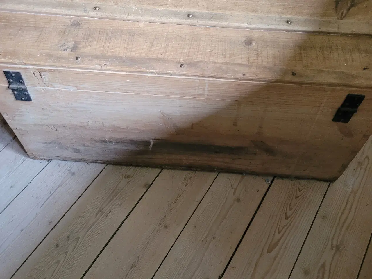 Billede 5 - Meget gammel kiste i egetræ