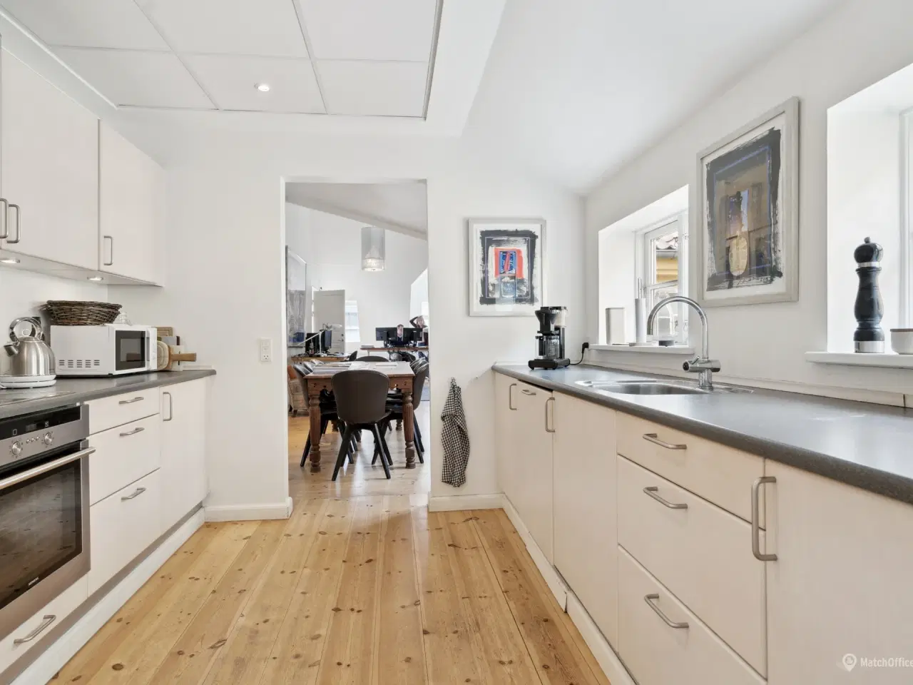 Billede 9 - Højt til loftet. blotlagte bjælker, altan og særdeles centralt beliggende