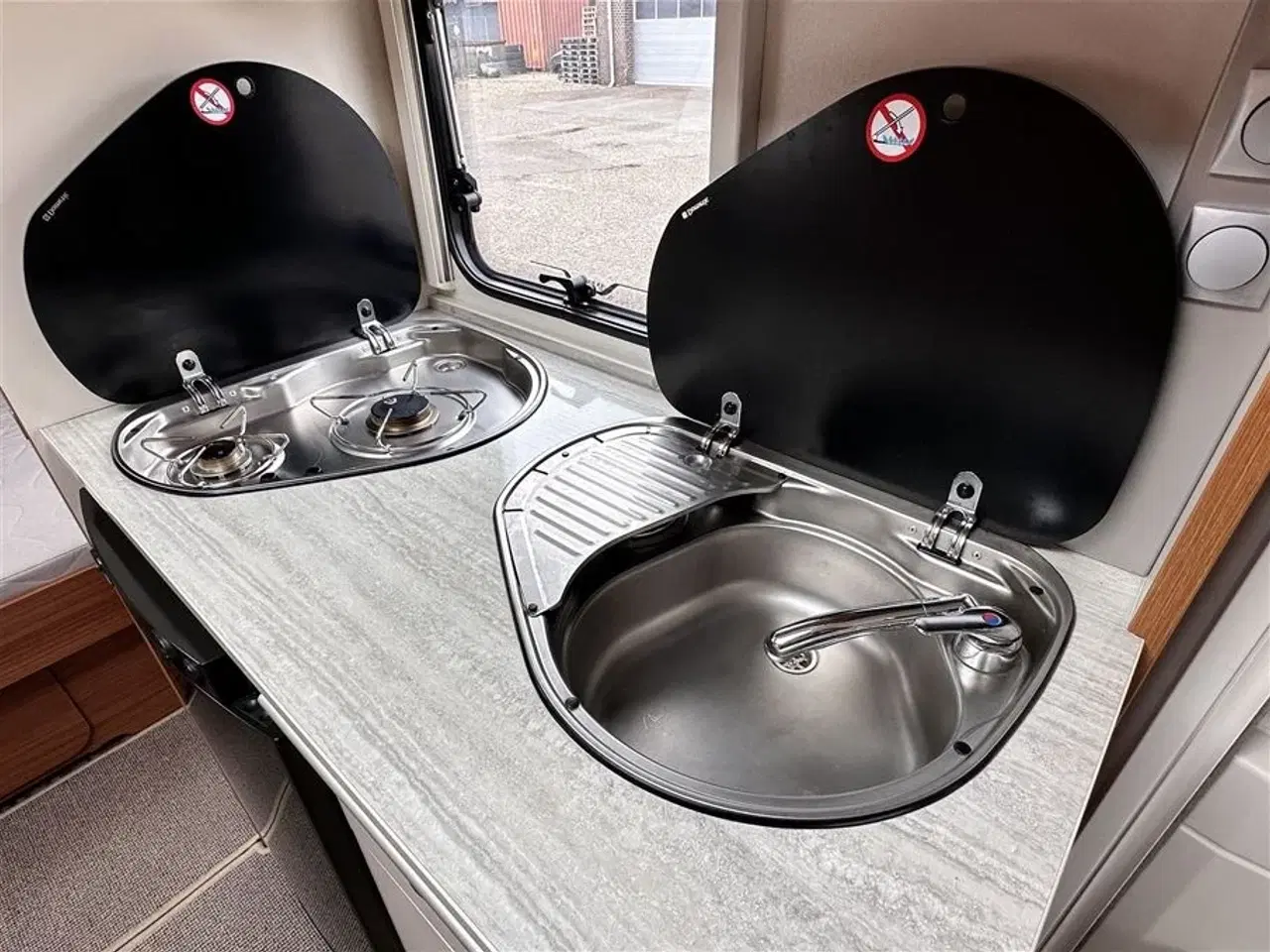 Billede 9 - 2014 - Adria Adora 563 PU   Fritstående queen seng
