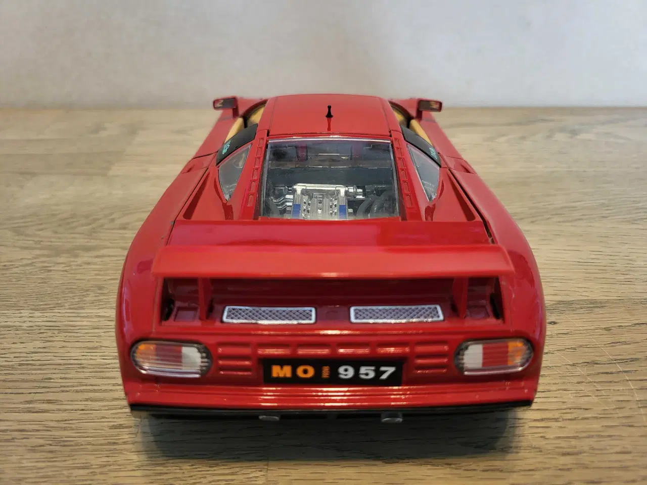 Billede 4 - Modelbil: BUGATTI EB 110 1991.  Skala 1/18.