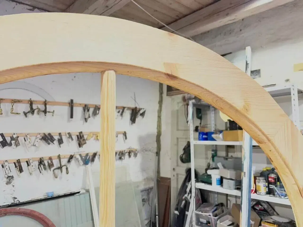 Billede 4 - Nylavet, større rundt vindue m. fire rudefelter