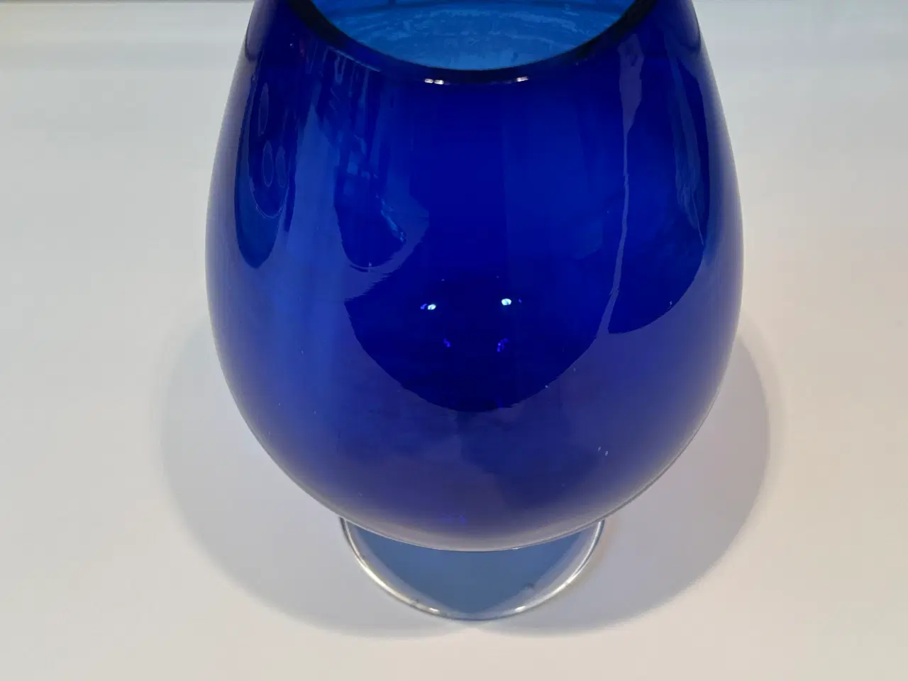 Billede 2 - Mørkeblå piedestal retro glasvase
