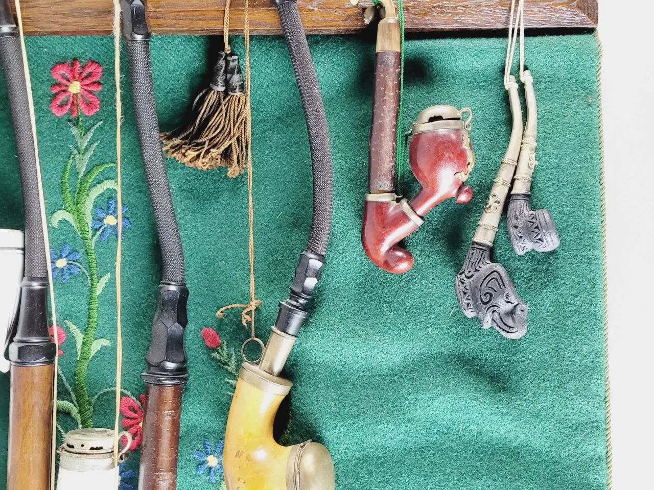 Billede 3 - ⭐️· Antikt vægophæng med broderi og dekorative pib