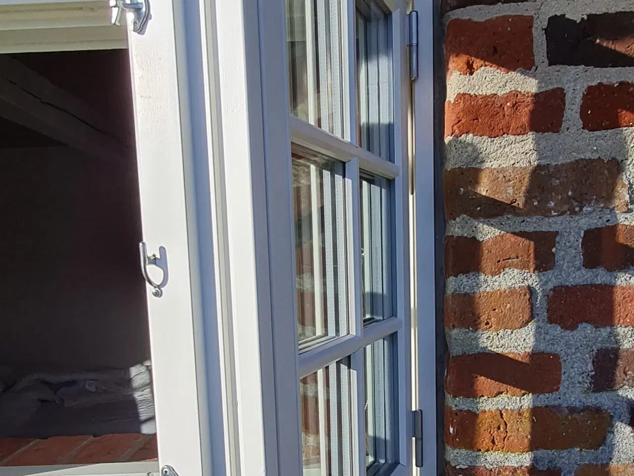 Billede 8 - TO LAGS SPROSSE VINDUER I HVIDMALET TRÆ (Outrup)