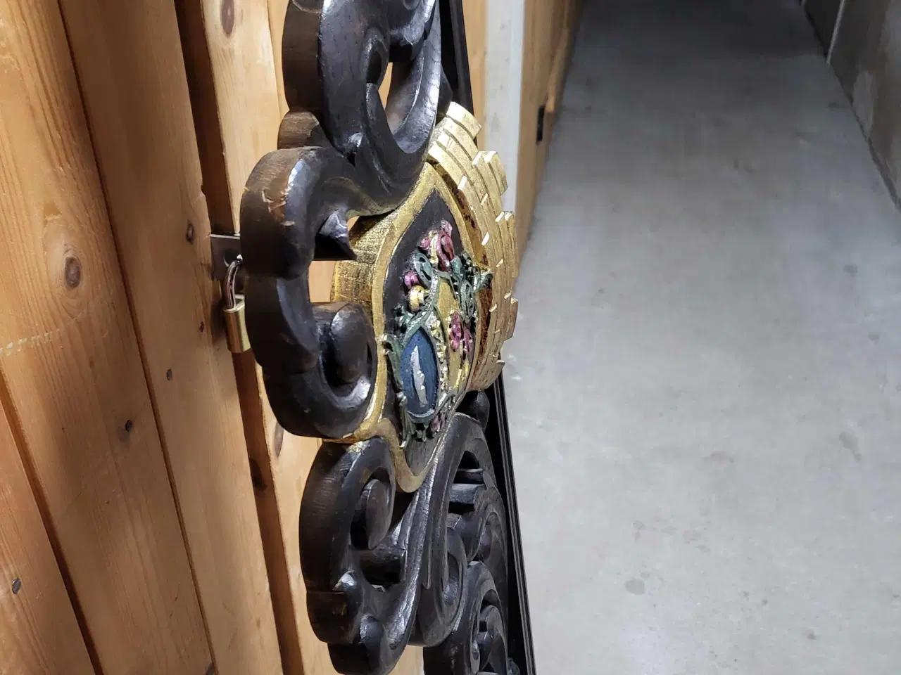 Billede 11 - Udskåren træværk med våbenskjold 