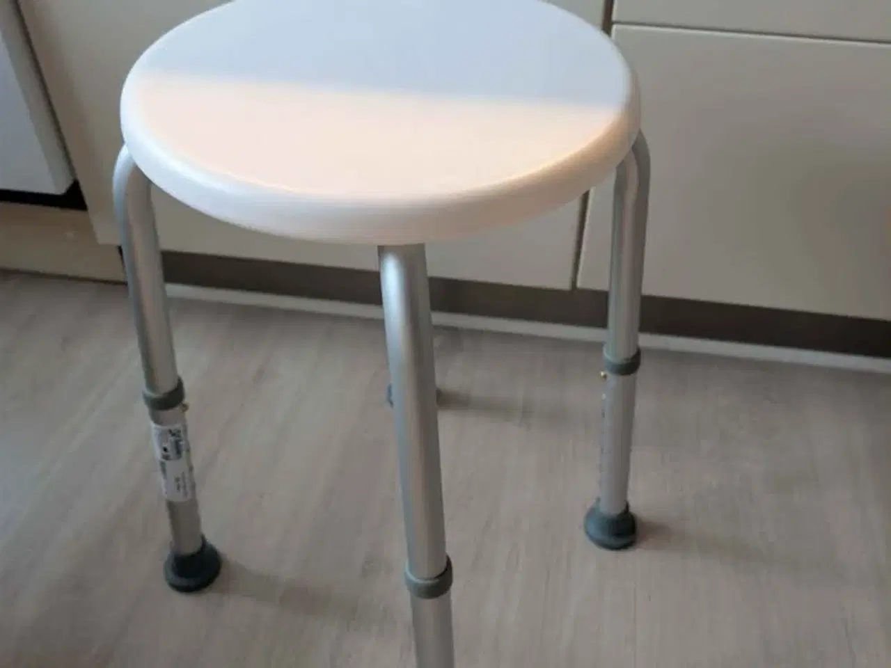 Billede 2 - Kørestol og Badetaburet.
