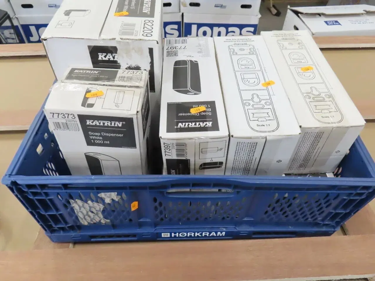 Billede 1 - Kasse med nye dispencere - KATRIN