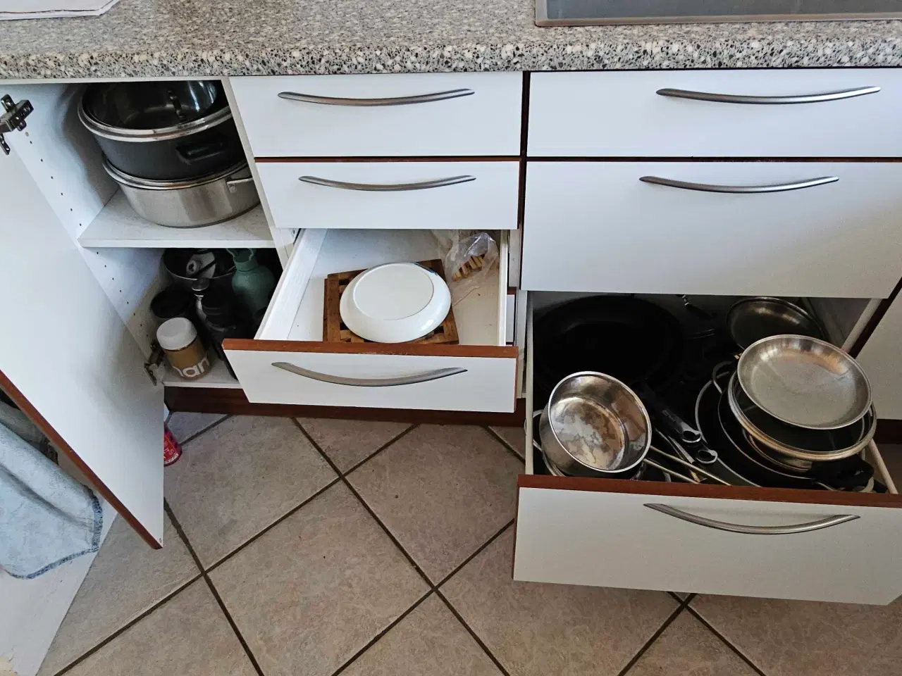 Billede 5 - Svane køkken hvid laminat med trækanter