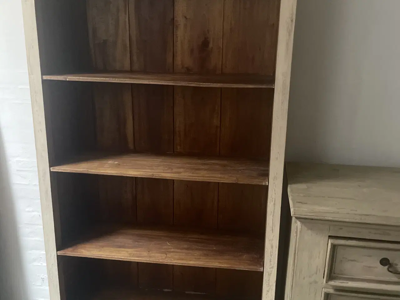 Billede 1 - Bogreol, flot patineret. 