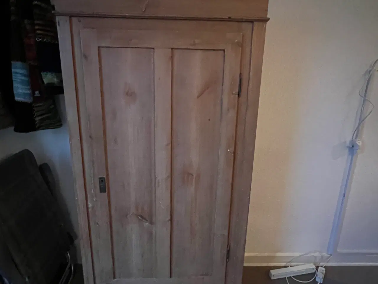 Billede 1 - Velholdt retro karlekammerskab