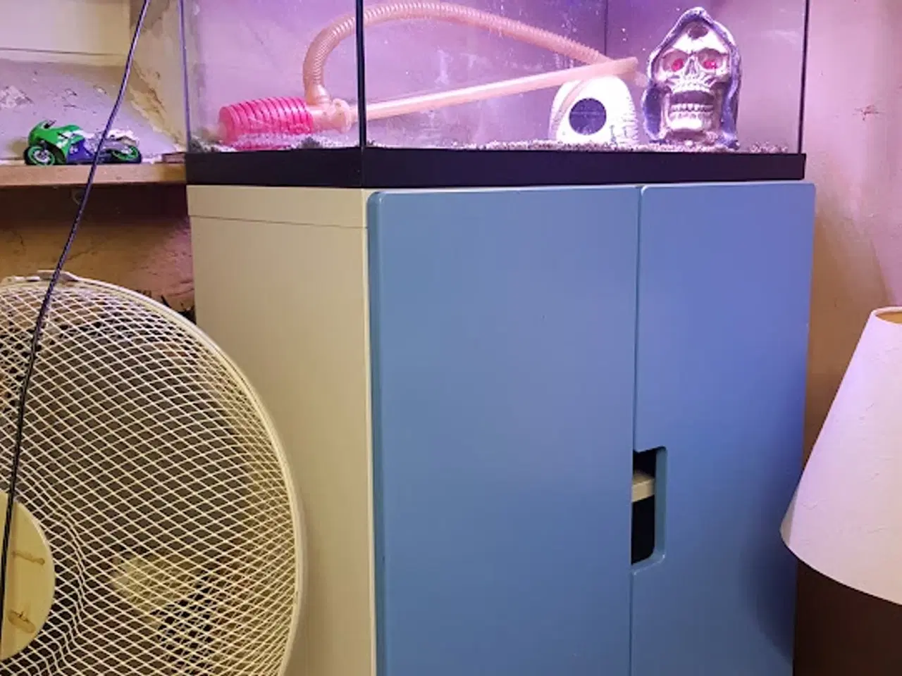 Billede 1 - Akvarie 60 l med møbel, se billedet.