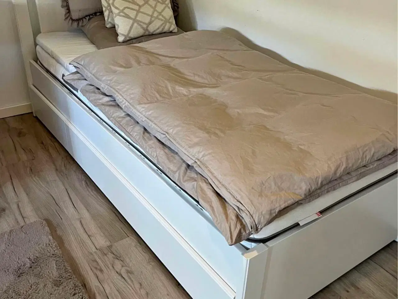 Billede 1 - Fin seng fra IKEA sælges med madras og topmadras.
