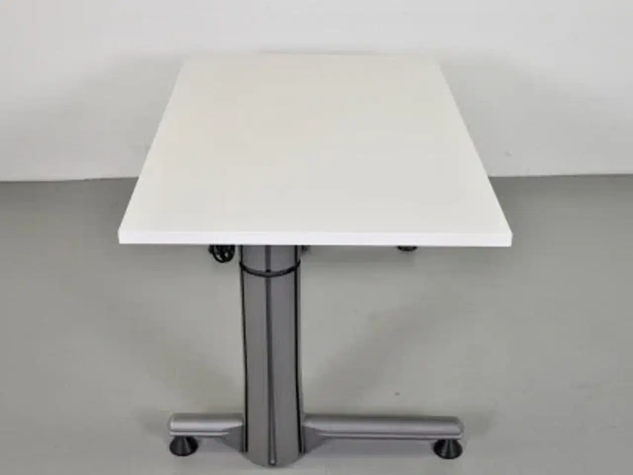 Billede 3 - Hæve-/sænkebord med hvid plade på grå stel