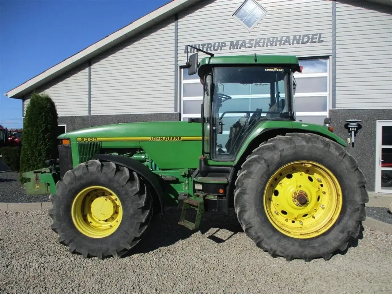 Billede 9 - John Deere 8300 Pæn regulær traktor med rigtig gode dæk på.