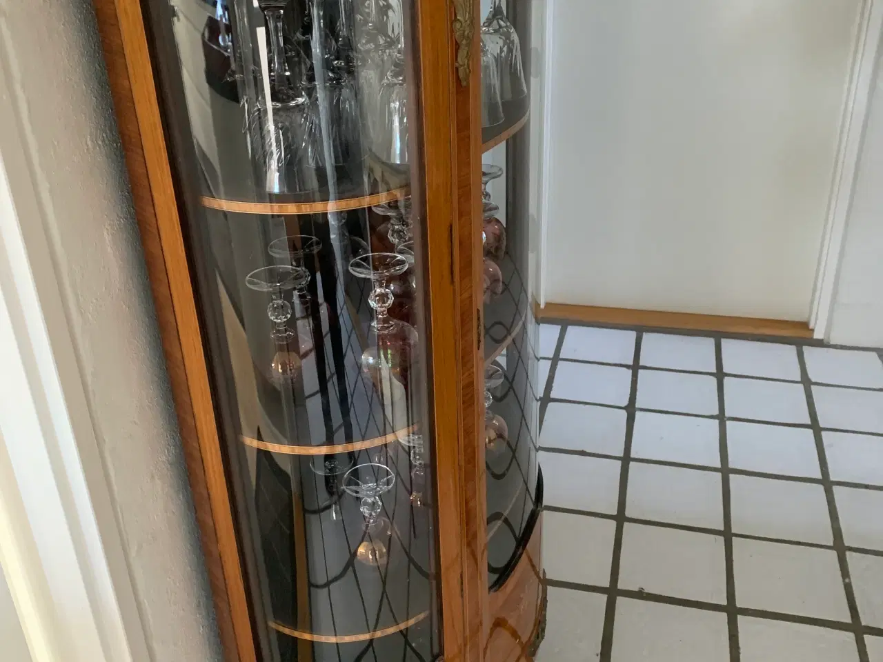 Billede 3 - Vitrine med intarsia og messingornamenter