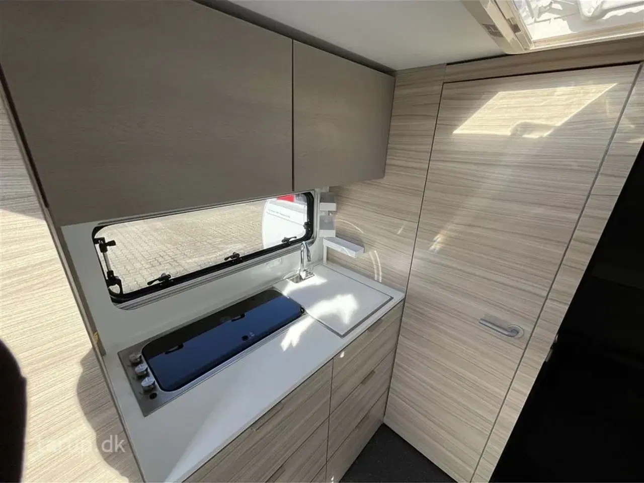 Billede 10 - 2026 - Adria Altea 362 LH   Enkeltsenge m/udtræk, rundsidde-gruppe, panorama vindue, el-gulv-varme, TV-holder,  stort 142 l. køleskab/ fryser