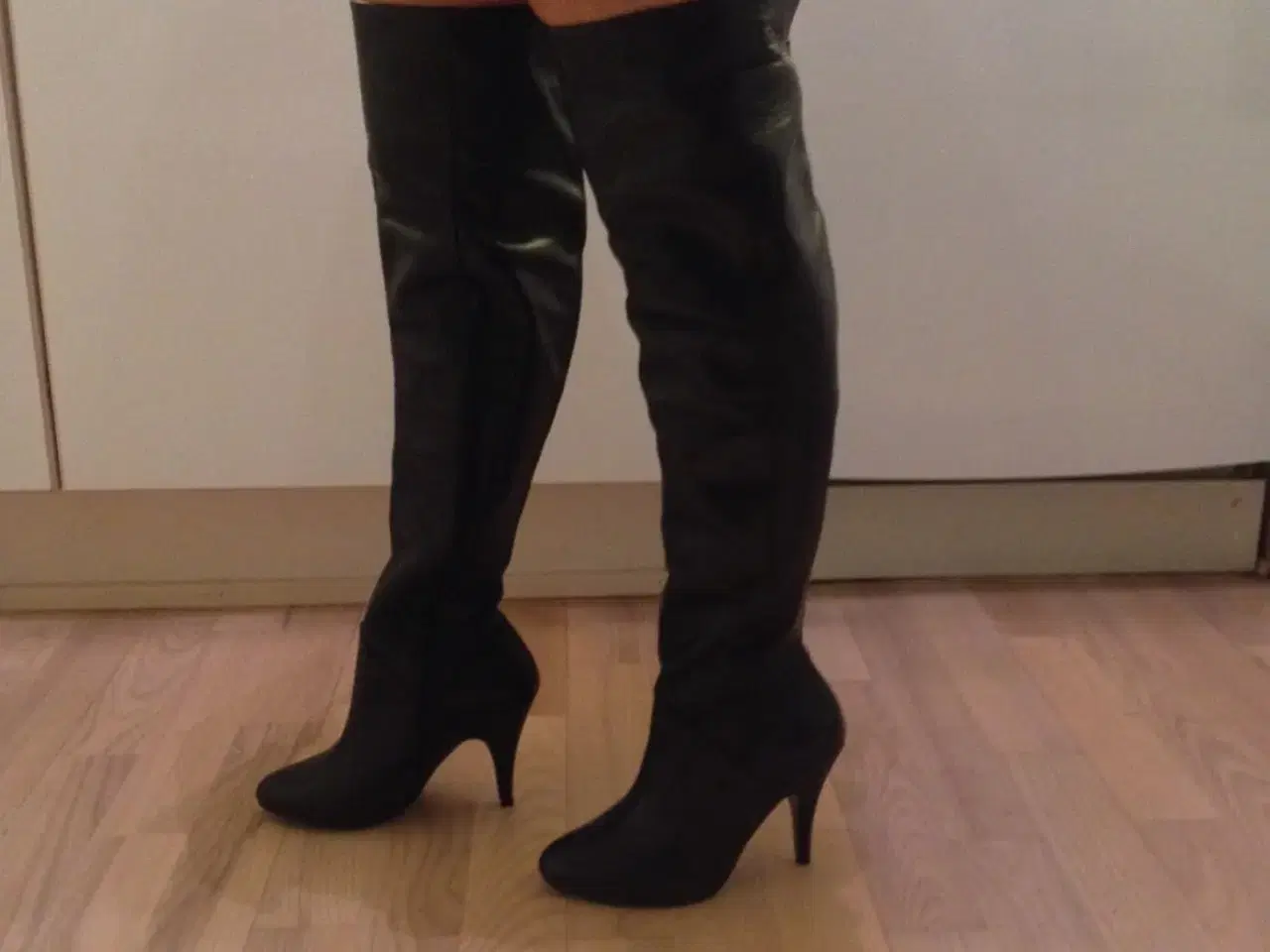 Billede 3 - Knælange sorte støvler i læder