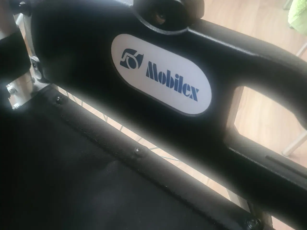 Billede 4 - Rullestol med bremse og massive hjul