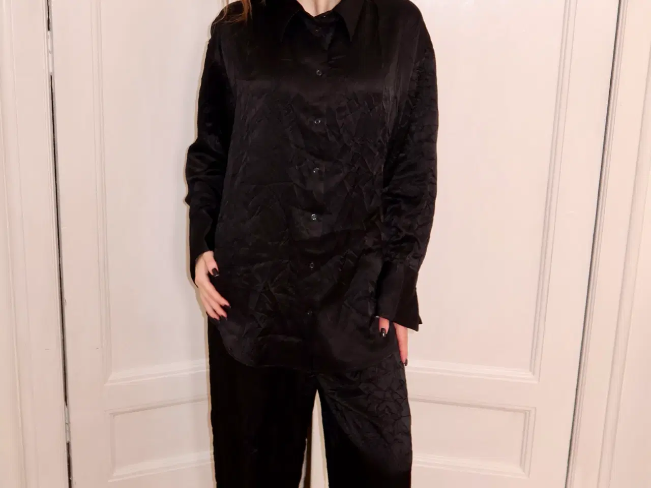 Billede 5 - Elegant sort satin sæt – skjorte og bukser 