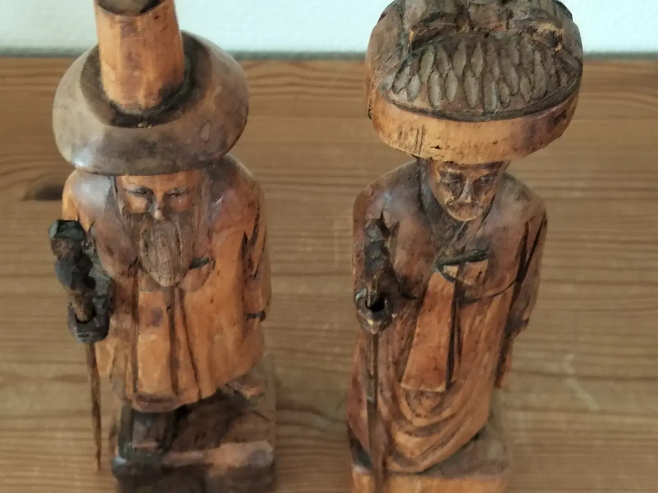 Billede 5 - To udskårne træfigurer, der forestiller traditione