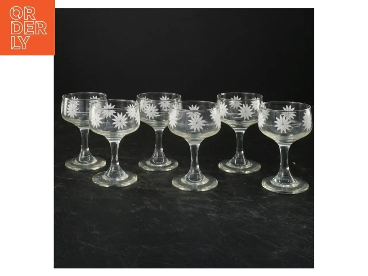 Billede 1 - Et sæt af seks glas med indgraverede blomster (str. 9x5 cm)