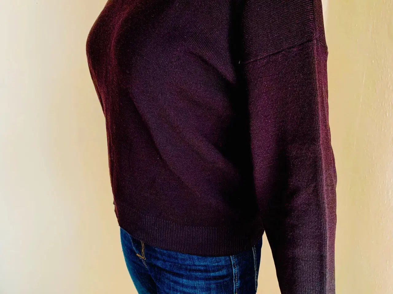Billede 2 - Sort v-halset Lacoste sweater i 5/L/42