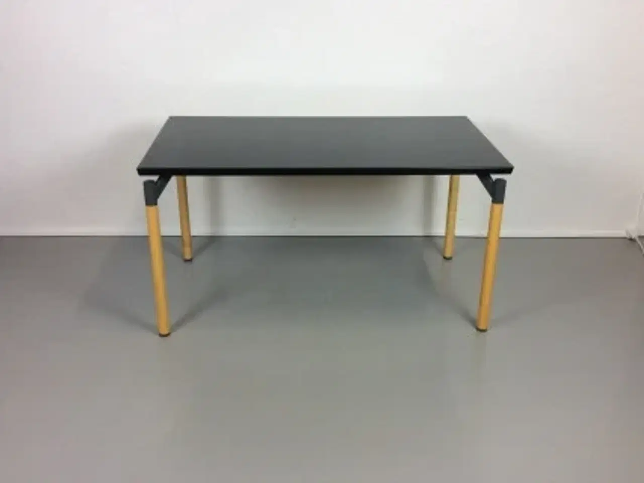 Billede 1 - Konferencebord med ny sort bordplade og ahorn ben 138x76 cm
