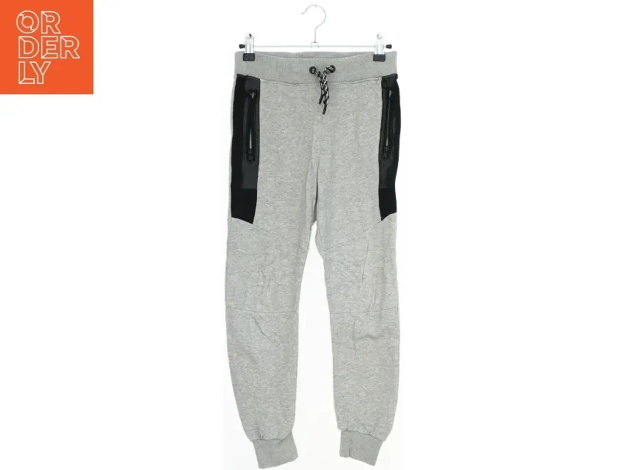 Billede 1 - Grå sweatpants med sorte detaljer fra H&M (str. 140)