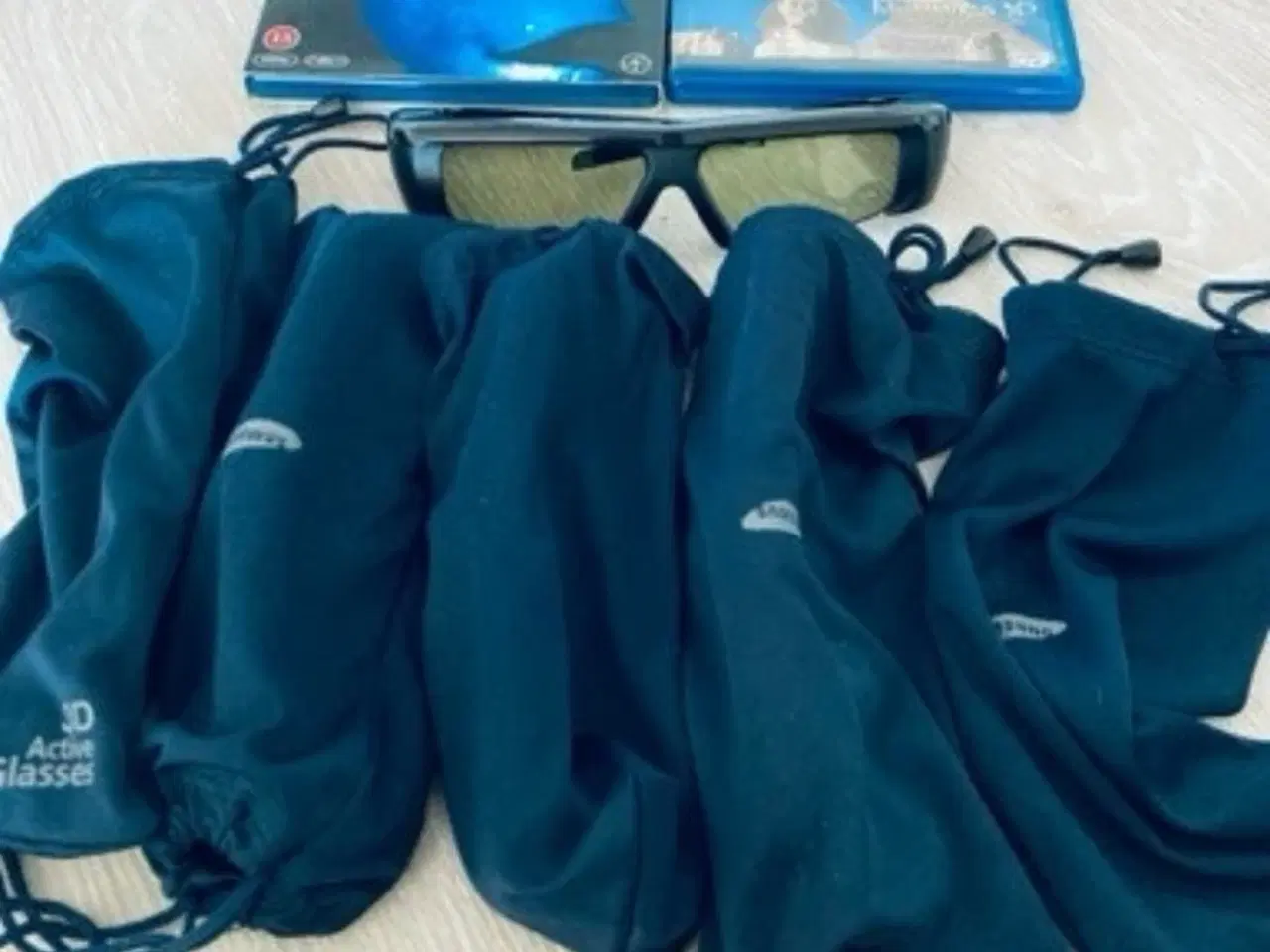 Billede 2 - 5 stk 3D briller og 2 blu rai film