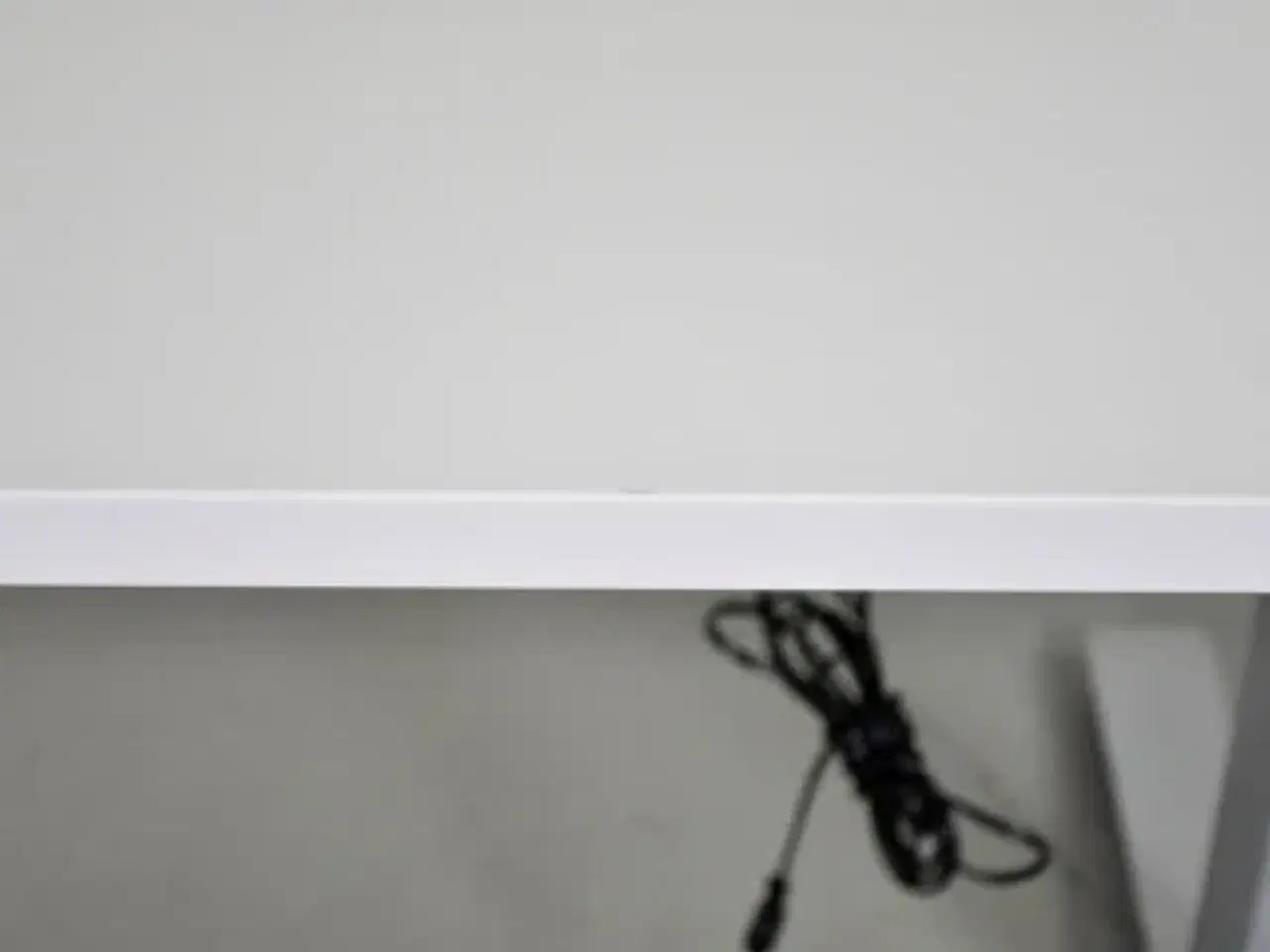 Billede 7 - Hæve-/sænkebord med hvid plade og mavebue, 160 cm.