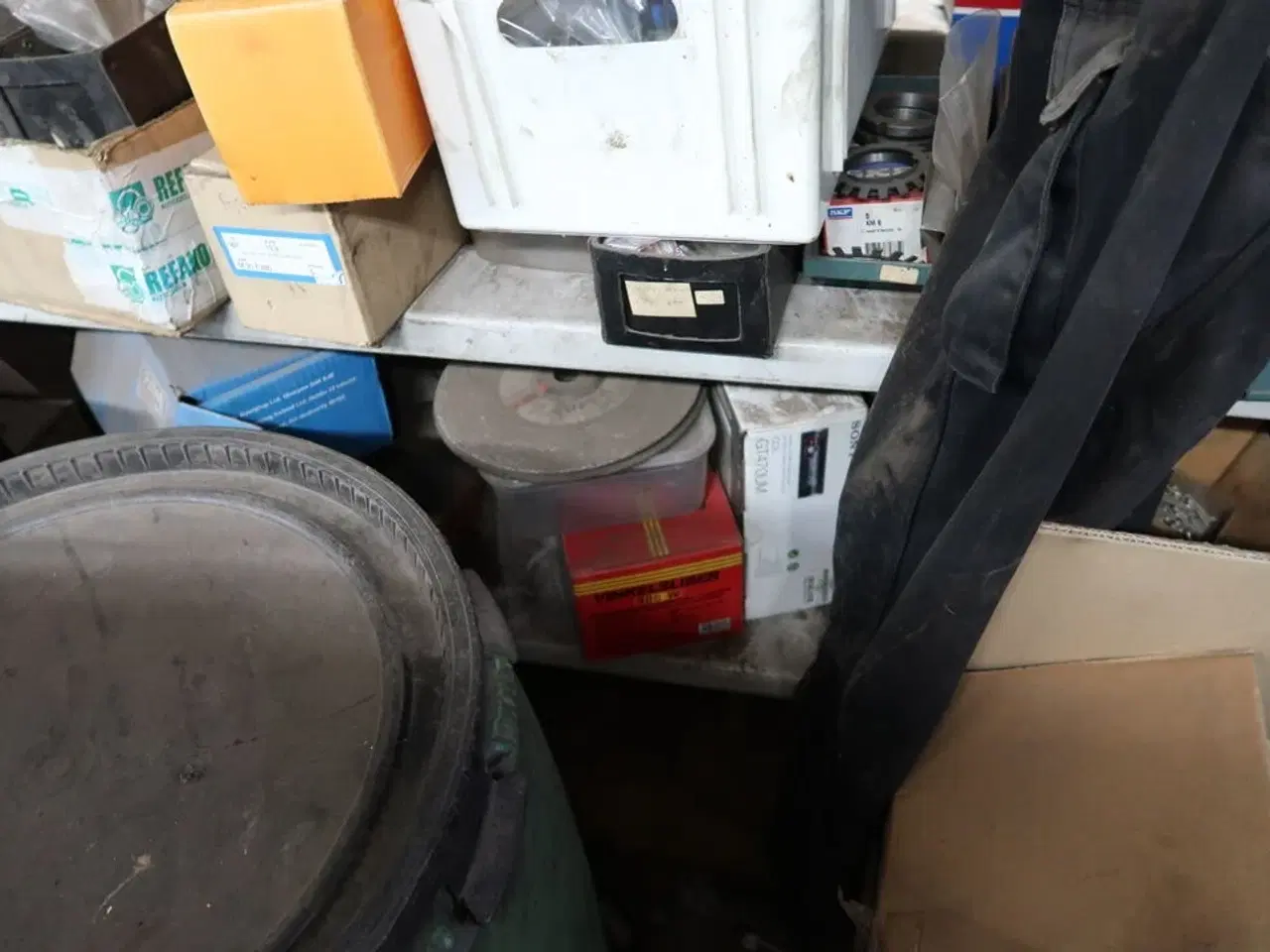 Billede 10 - Reol med div. Reservedele, værktøj m.m.