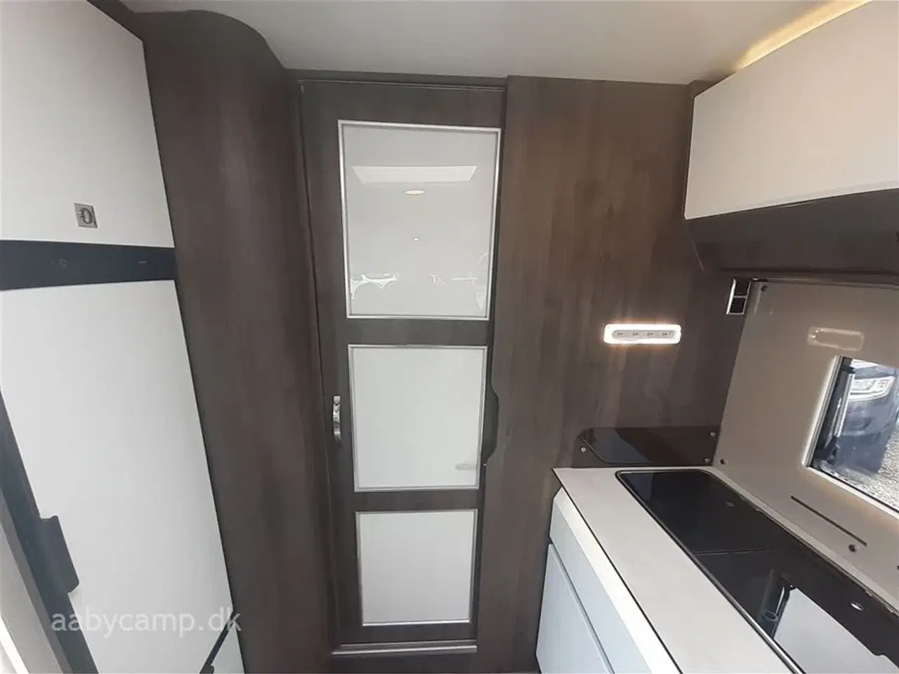 Billede 12 - 2020 - Benimar Amphitryon 997   NK-pakke. automatgear. solceller. ovn. lædersæder. queensbed.