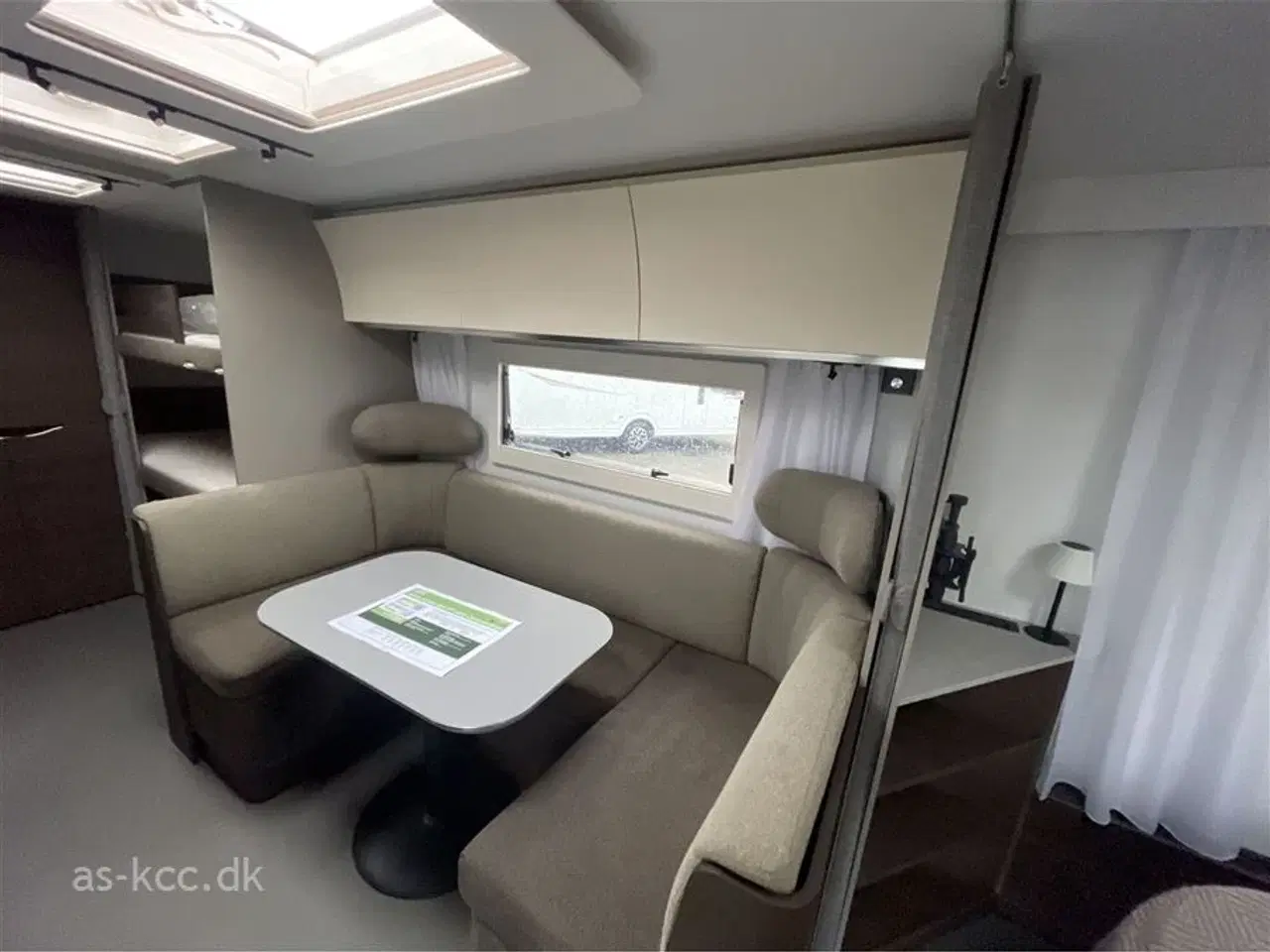 Billede 5 - 2022 - Adria Alpina 663 PT   Adria Alpina 663 PT årg. 2022 7 sovepladser, 6 siddepladser Isabella Commodore 3 m fortelt. Duo Control, Støttebensplader.