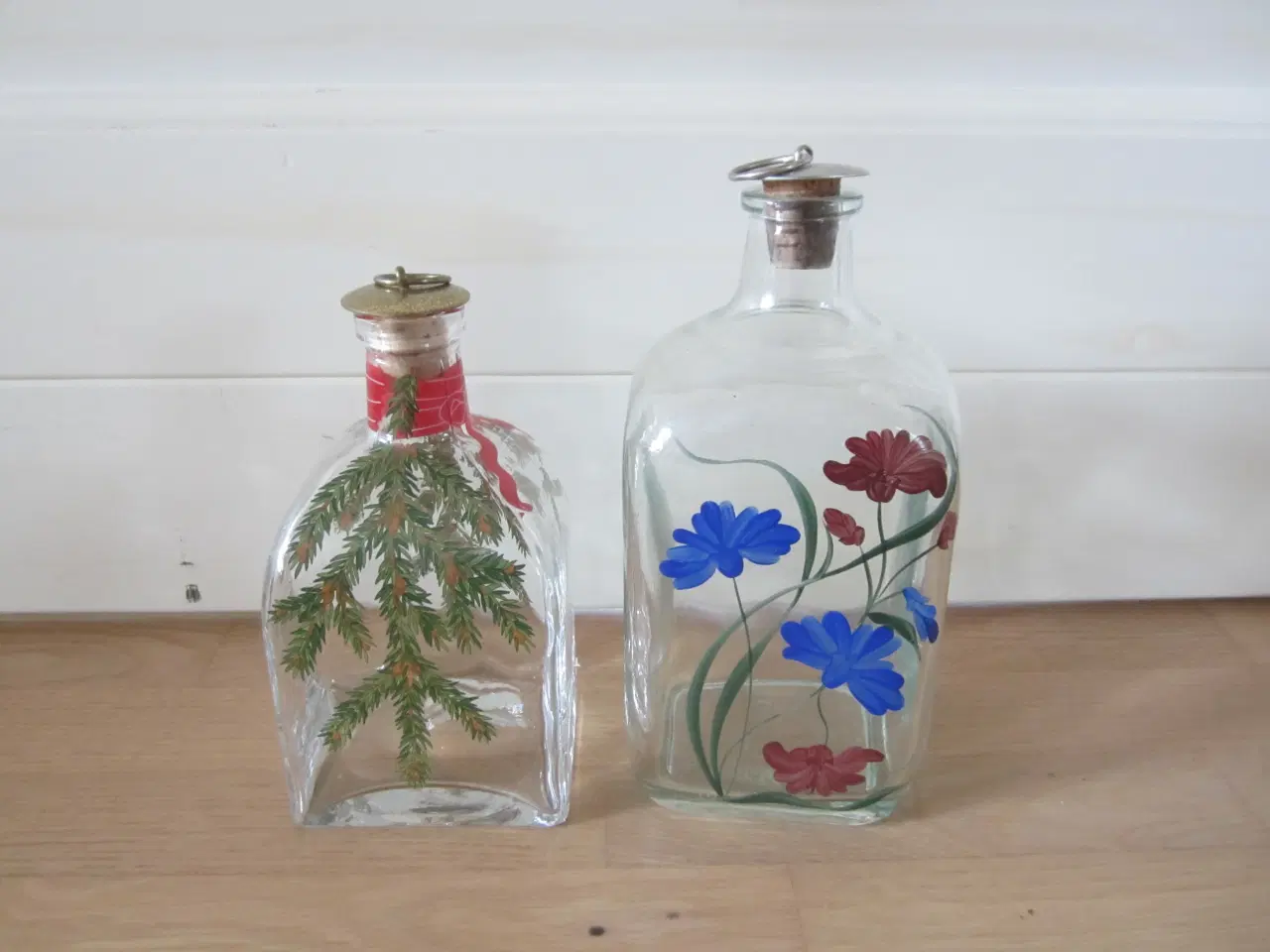 Billede 1 - 2 MEGET FINE KARAFLER MED PROP SAMLET