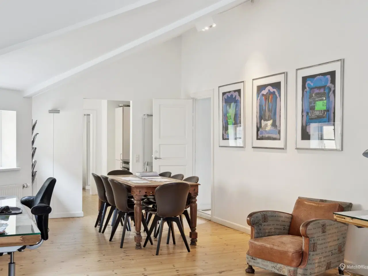 Billede 14 - Højt til loftet. blotlagte bjælker, altan og særdeles centralt beliggende