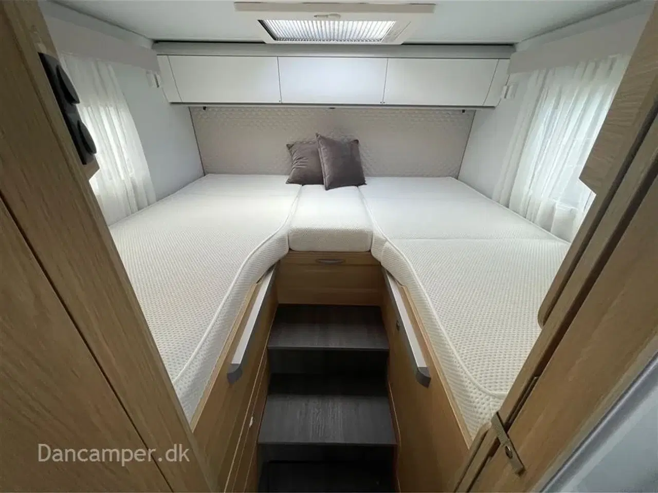 Billede 10 - 2022 - Adria Coral Plus S 670 SL     2 stk. Lithium batterier, solceller,  230 V inverter. Thetford gasovn. 140 HK Aut.gear