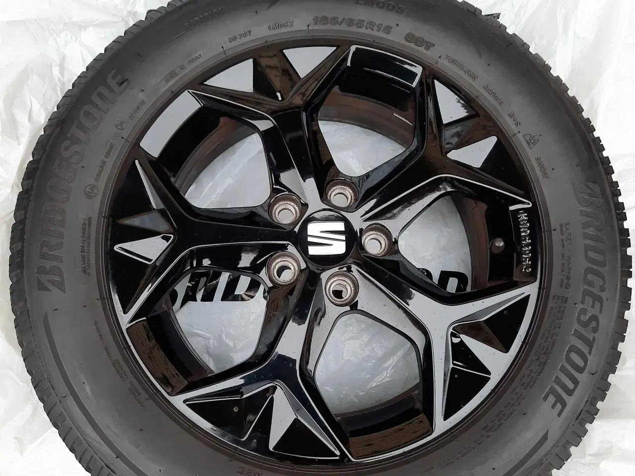 Billede 1 - Flotte fælge på næsten nye dæk