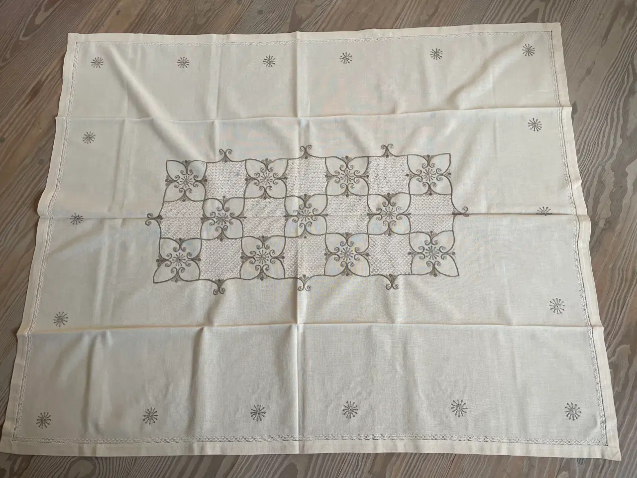 Billede 1 - Borddug 100x120 broderet