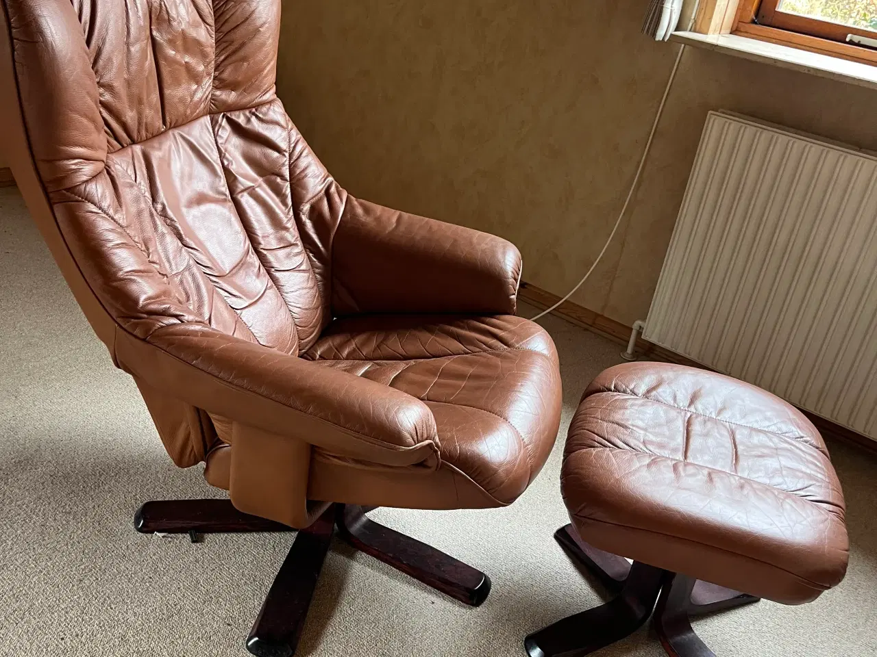 Billede 1 - Cognac farvet læder lænestol m. fodskammel